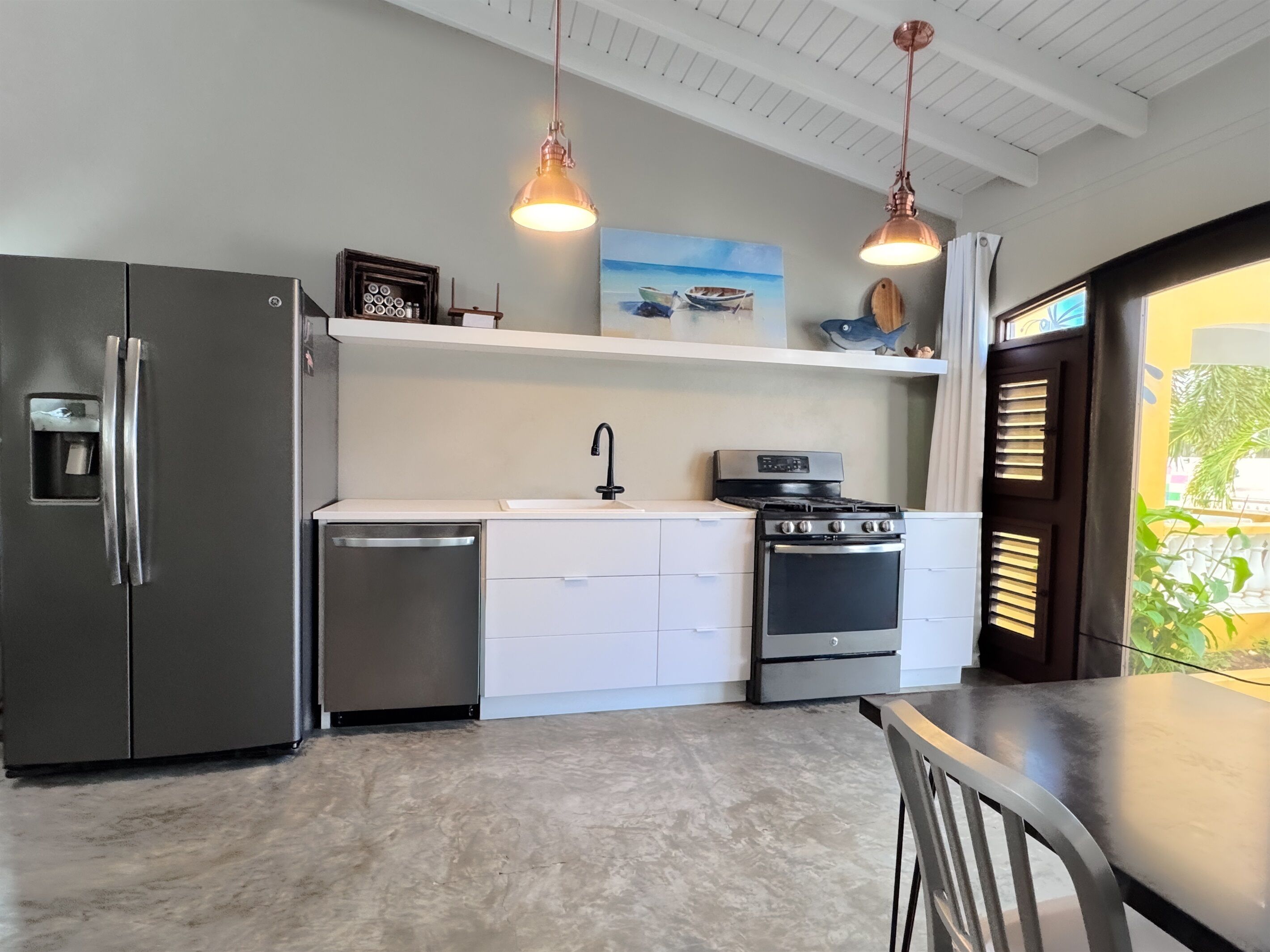 Fridge, oven, stovetop, dishwasher