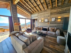 TV, fireplace - Appartement  B-31  T5 (Font-Romeu-Odeillo-Via)