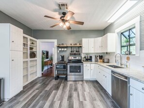 Private kitchen - Riverbend Hideaway - 5 Min to Downtown & Tubing (San Marcos)