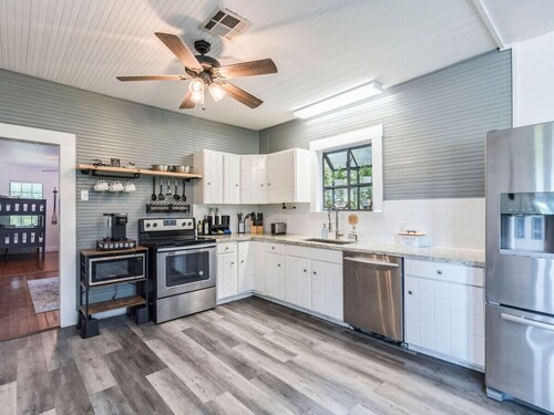 Riverbend Hideaway - 5 Min to Downtown & Tubing