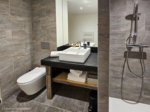 Sèche-cheveux, serviettes fournies