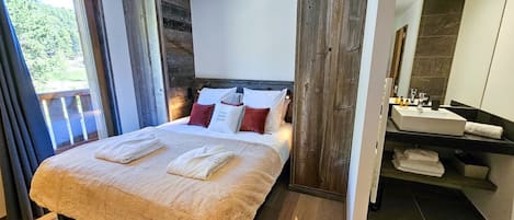 3 bedrooms, iron/ironing board, travel cot, free WiFi