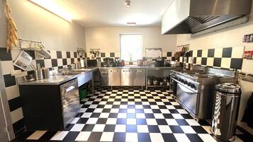 Réfrigérateur, micro-ondes, four, lave-vaisselle