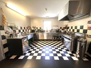 Réfrigérateur, micro-ondes, four, lave-vaisselle