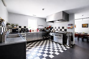 Geladeira, micro-ondas, fogão, lava-louças