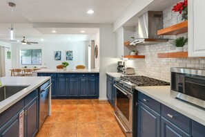 Kjøleskap, mikrobølgeovn, kokeplater og oppvaskmaskin