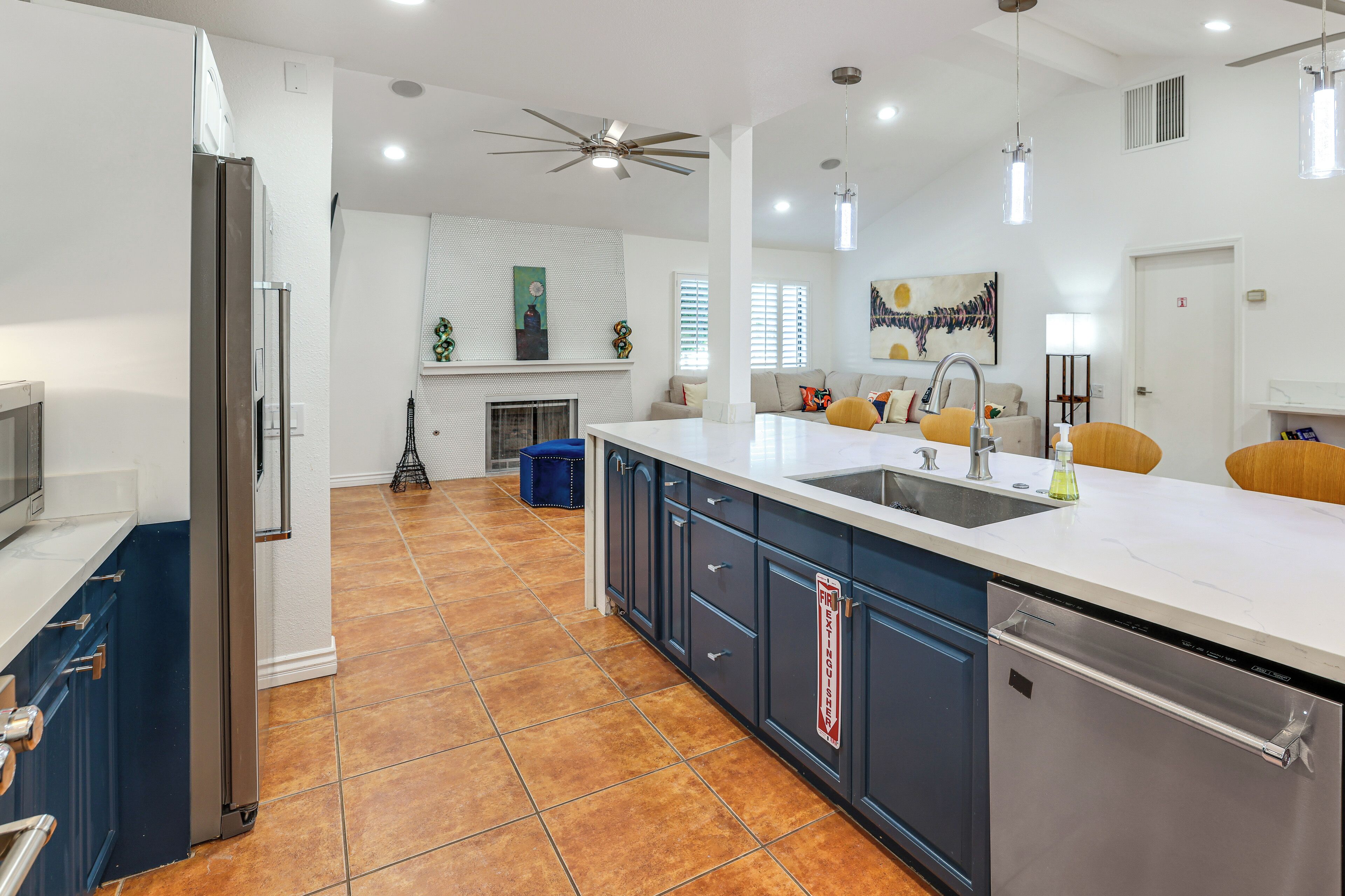 Frigorifero, microonde, piano cottura, lavastoviglie