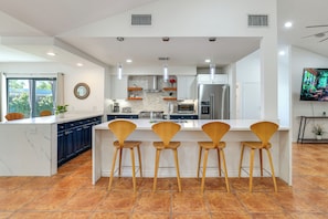 Fridge, microwave, stovetop, dishwasher