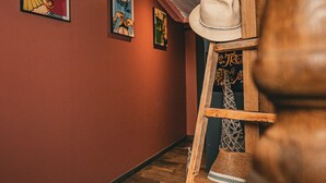 A narrow hallway with wooden walls and a ladder leaning against a wall. - Maison de Campagne 4 Avec Terrain de Pétanque, Idéal Pour les Familles et Amis (Vireux-Wallerand)