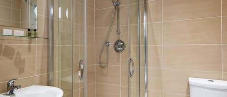 Douche, sĂšche-cheveux, serviettes fournies, savon