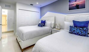 5 chambres, coffres-forts dans les chambres, bureau