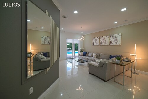 Beauty Miami Villa w/Heated Pool, Playground & BBQ