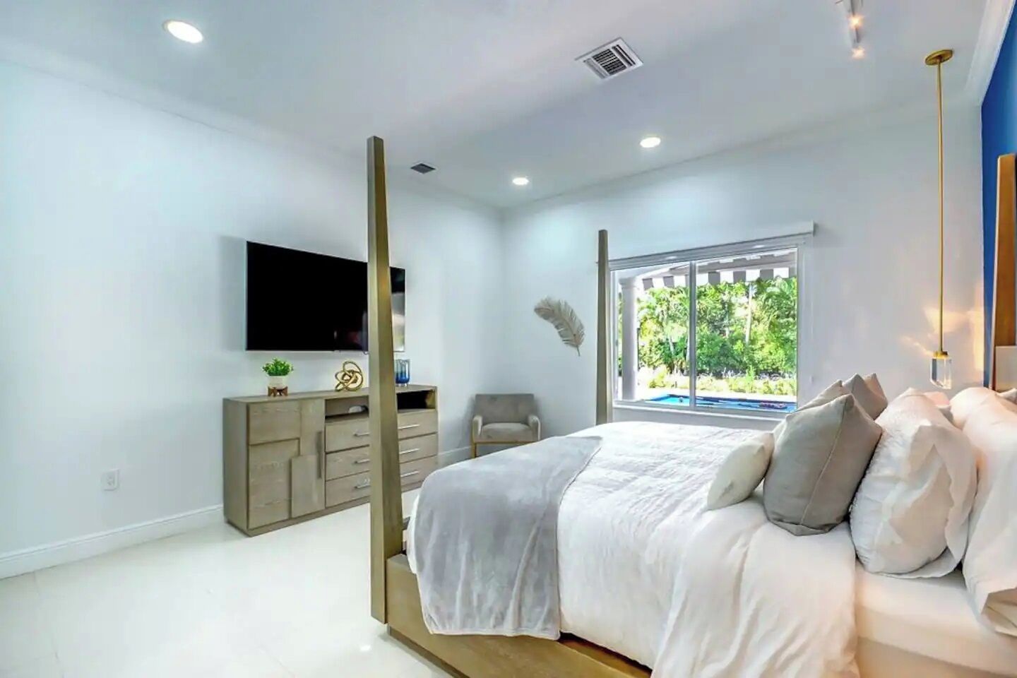 5 bedrooms, in-room safe, desk, iron/ironing board