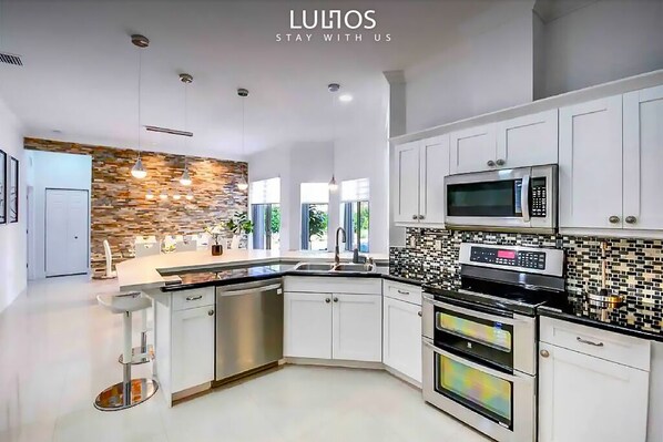 Refrigerador, microondas, horno, placa de cocina