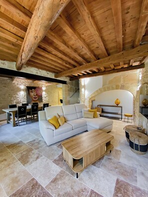 Een televisie en boeken