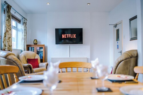 Professional Long Stay Large House | Parking | WIFI | 50" TV | CCTV