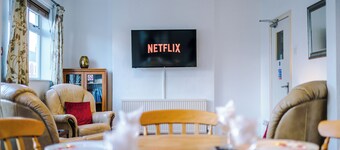 Professional Long Stay Large House | Parking | WIFI | 50" TV | CCTV