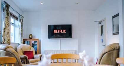 Professional Long Stay Large House | Parking | WIFI | 50" TV | CCTV