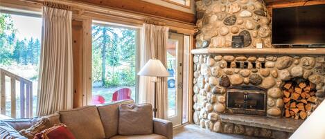 Luxury-Ferienhütte, 1 King-Bett, Bergblick | Wohnbereich | 1-Zoll-LCD-Fernseher mit Satellitenempfang, Kamin, Drucker