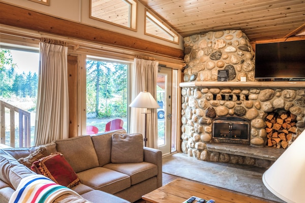 Luxury Cabin, 1 Katil Raja (King), Mountain View | Ruang tamu | 1 inci televisyen LCD dengan satelit, pendiangan, pencetak