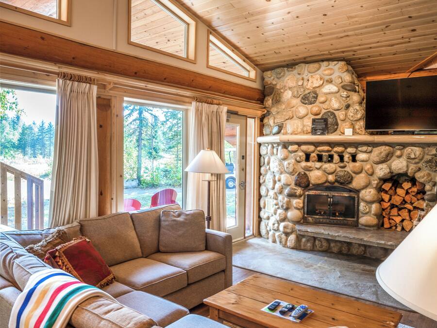 Baita Luxury, 1 letto king, vista montagna | Area soggiorno | TV LCD 1 pollici con canali satellitari, caminetto, stampante