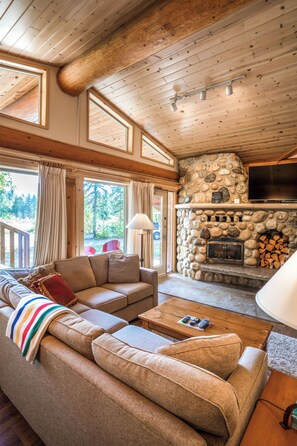 Luxury Cabin, 1 King Bed, Mountain View | Living area | 1-inch LCD TV with satellite channels, printers - Mike Wiegele Helicopter Skiing (Blue River)
