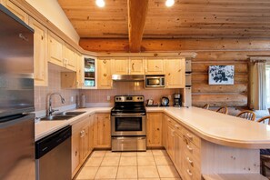 Coffee/tea maker, electric kettle - Mike Wiegele Helicopter Skiing (Blue River)