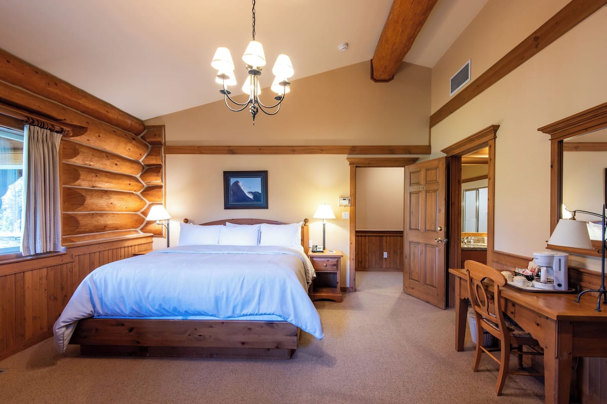 Luksuschalet | Tallelokero huoneessa, työpöytä