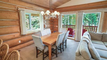 Cabin Cao cấp, 1 giường cỡ king, quang cảnh núi | Khu phòng khách | TV LCD 1-inch có truyền hình vệ tinh, lò sưởi, máy in