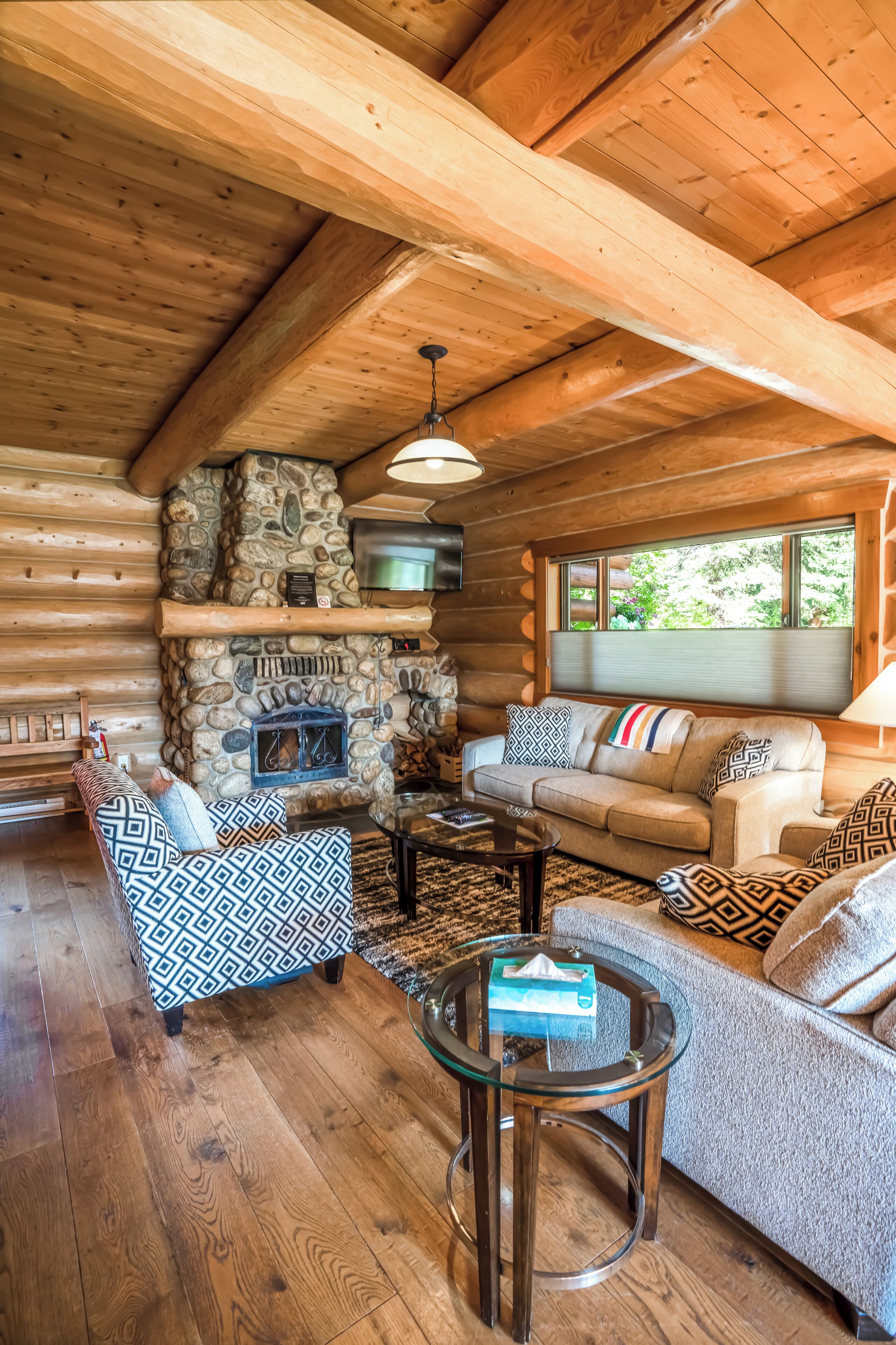 Deluxe Cabin, 2 Double Beds, Mountain View | Living area | 1-inch LCD TV with satellite channels, fireplace, printers