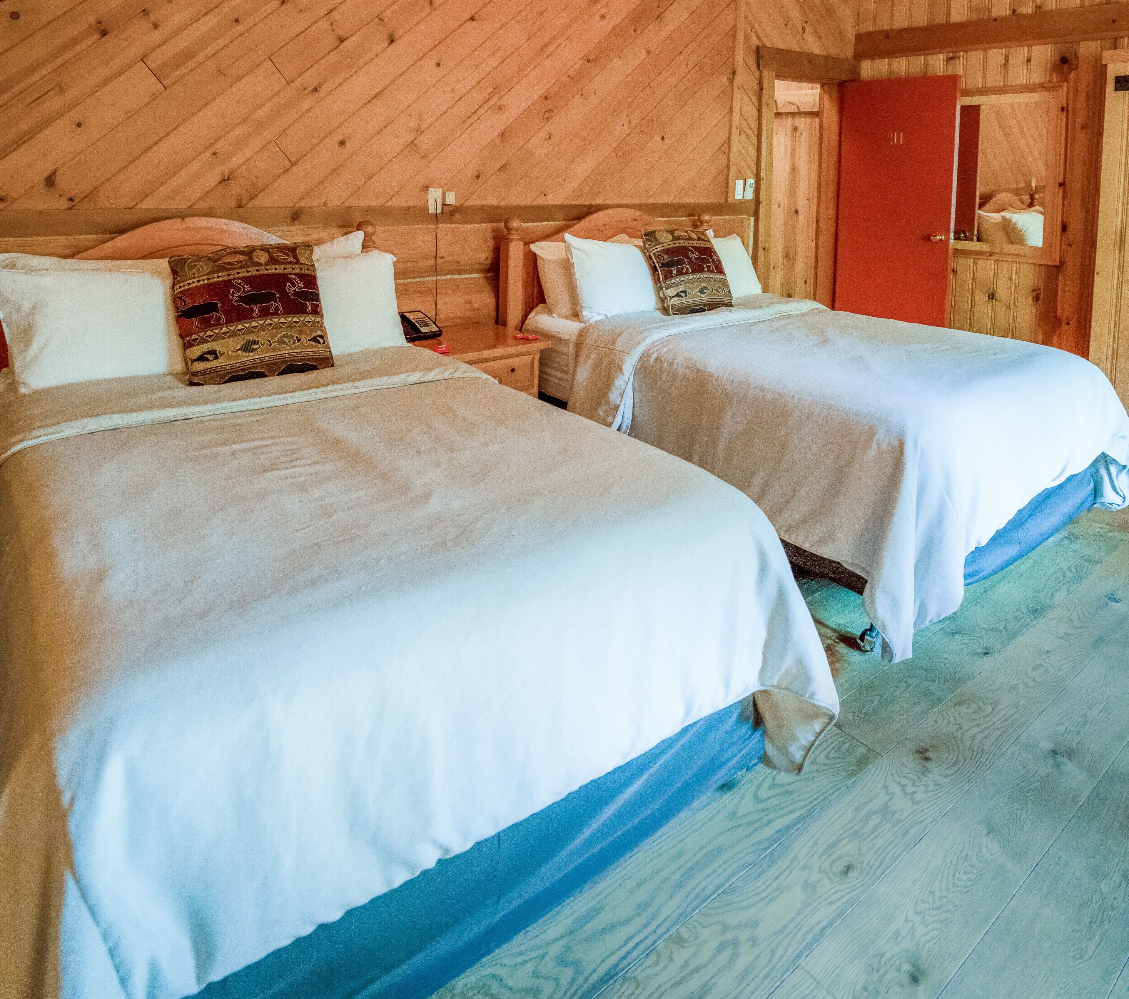 Deluxe-Ferienhütte, 2 Doppelbetten, Bergblick | Zimmersafe, Schreibtisch, laptopgeeigneter Arbeitsplatz