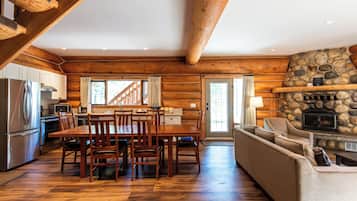 Deluxe Cabin, 2 Double Beds, Mountain View | Living area