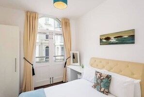 4 habitaciones, tabla de planchar con plancha, wifi y ropa de cama 