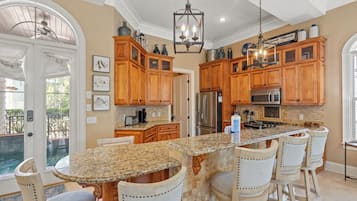 Casa, varias camas, acceso a la piscina, vistas al jardín (89 Palmeira Way | Poseidon’s Grotto) | Cocina privada | Frigorífico, microondas, horno y placa de cocina