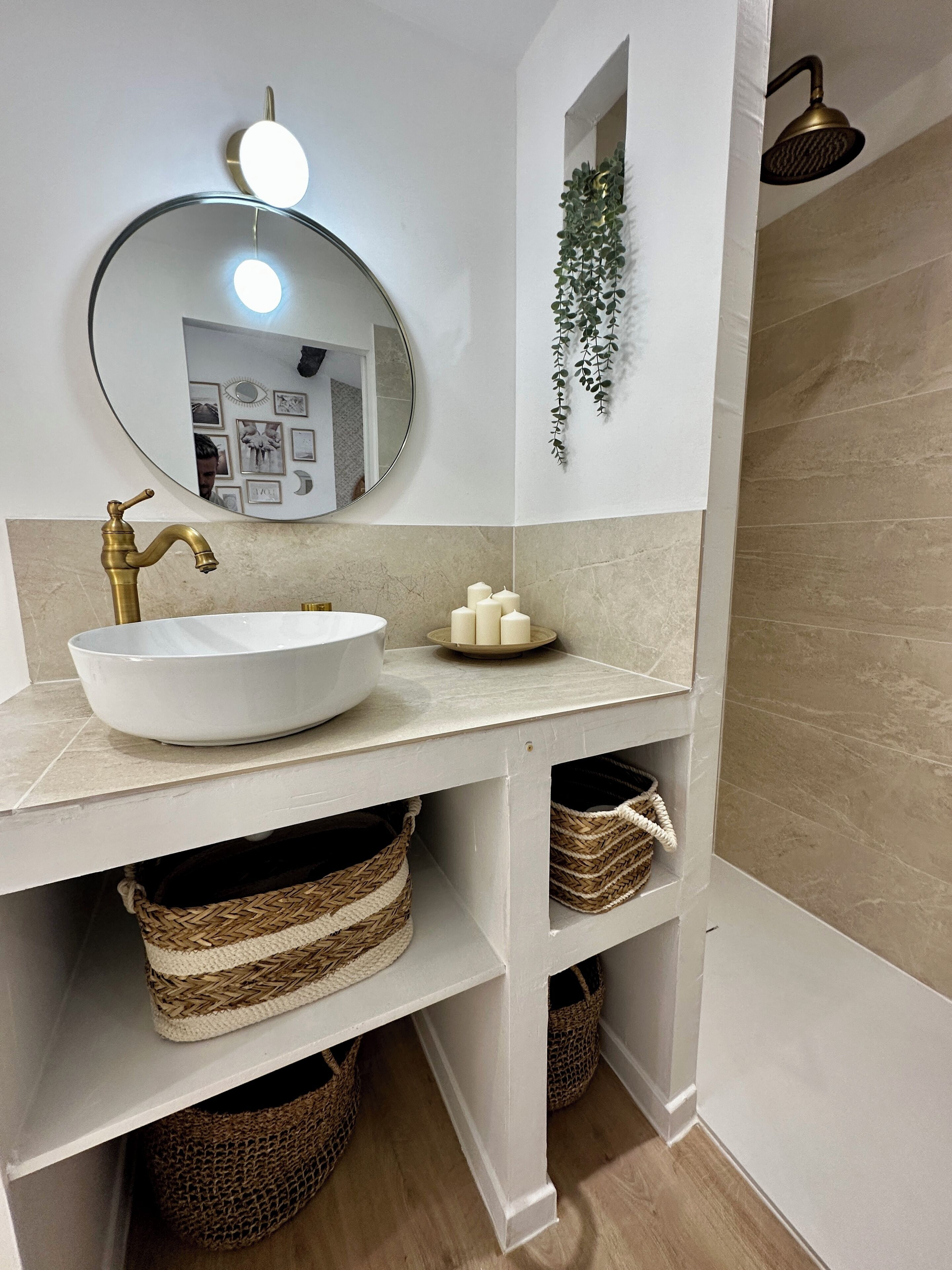 Douche, articles de toilette gratuits, sèche-cheveux