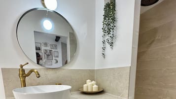 Douche, articles de toilette gratuits, sĂšche-cheveux