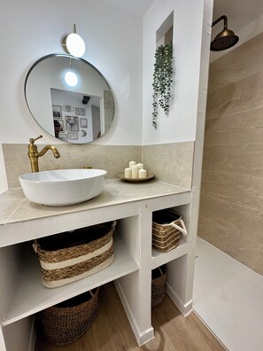 Doccia, set di cortesia gratuito, asciugacapelli, asciugamani