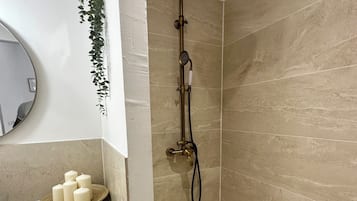 Een douche, gratis toiletartikelen, een haardroger, handdoeken