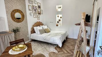 Een strijkplank/strijkijzer, wifi, beddengoed