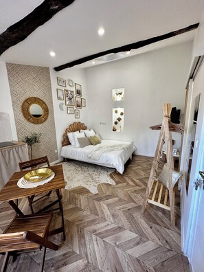 Tabla de planchar con plancha, wifi y ropa de cama 