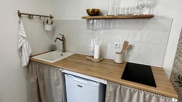 Een koelkast, een microgolfoven, een kookplaat