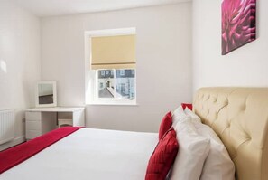 4 dormitorios, tabla de planchar con plancha, wifi y ropa de cama