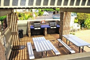 Outdoor dining - Cozy Kihei! Fully equipped beachfront studio in with WiFi AC Pool Tennis & more! (Kihei)