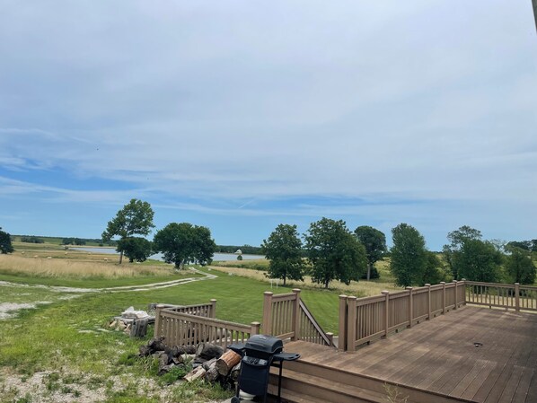 Property grounds - Spacious 5-bedroom house overlooking a serene 20 acre lake (Drexel)