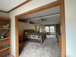 5 bedrooms, bed sheets - Spacious 5-bedroom house overlooking a serene 20 acre lake (Drexel)