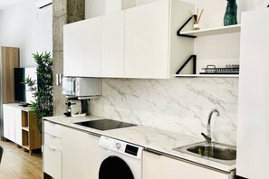 Frigorífic, microones, placa de cuina i cafetera i tetera