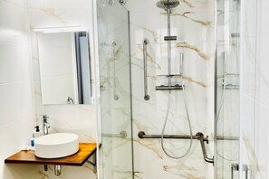Shower, hair dryer, towels - A (VA070.2.4) TH Mediterranean Suites 4 (Valencia / València)