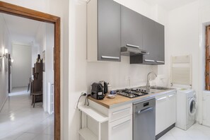 Fridge, microwave, stovetop, dishwasher - Centralissima Casa Vacanza via Mercanti Salerno Angelina (Salerno)