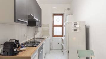 Kühlschrank, Mikrowelle, Herdplatte, Geschirrspüler