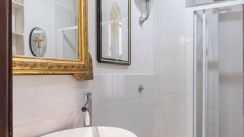 Doccia, asciugacapelli, bidet, asciugamani